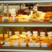 美味しそうなパンに惹かれて店内に・・・