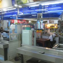 フードコートのお姉さんも寝ています