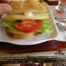 朝食セットのフルーツセット。パンも美味しかった