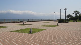 海を望むプロムナードをゆっくり散歩できます