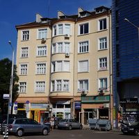 今回は向かい側にあるこのビルの一室の別館に泊まりました