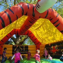 子供向けの大型トランポリン。デザインがかわいい。