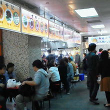 地下美食街。割りと屋台っぽい雰囲気は残してます。