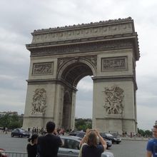 凱旋門近くから空港バス出ています