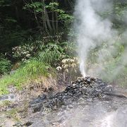 源泉湧き出す　地獄谷