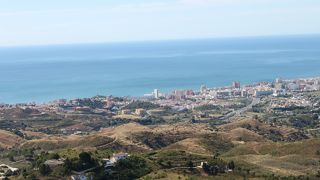 眼下に美しい海と街並みが。