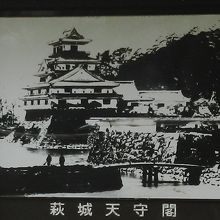 かつての天守閣の写真（明治初期に撮影されたもの）