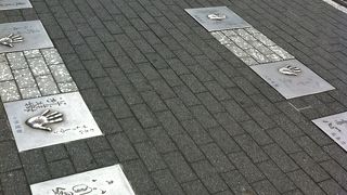 ハリウッドのように有名人の手形があります!!