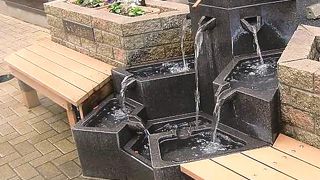 大名町通りに位置し、観光客が良く通る場所に有る