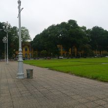 すぐ目の前はバーディン広場