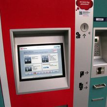 右側に、札・コイン・クレカの投入口があります