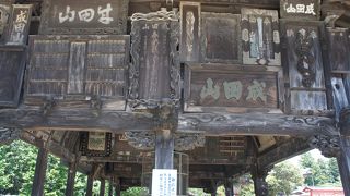 奉納された額や絵馬をかける建物です