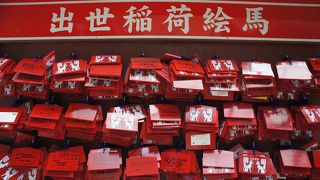 赤い絵馬が目を引きました