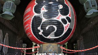 正面の大きな提灯には、「魚がし」と書かれています