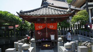 赤いお堂の周囲は池が囲んでいて、ちょっと静かな一角となっています