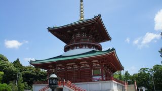 青い顔の巨大な仏像