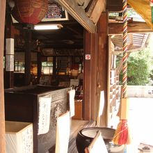 ここで受付をして、中に入り、左手の階段を下っていきます。