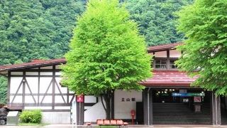 スイスアルプス風のかわいい駅舎