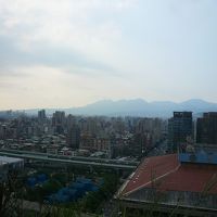 屋上の庭園から台北駅を見る