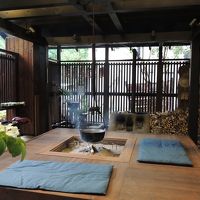 入口に釜戸と囲炉裏があります
