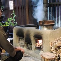 早朝6時から薪による釜戸焚きご飯