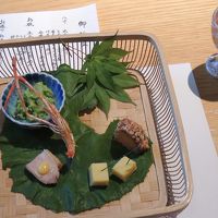 夕食（美味しすぎてこの一枚しか、、、凄い種類の料理です