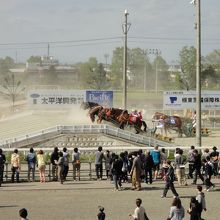 土煙がスゴイでしょ。