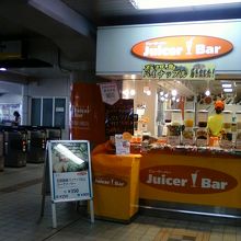 ちょっと暗がりにあります。