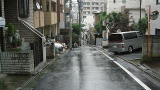 別名油揚坂とも