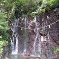 お風呂は小さめ？近くの滝と神社に癒されます