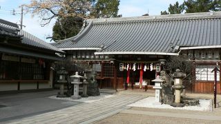 出雲の祖神である素盞嗚尊を祀って一族の鎮守としたことが始まりとされる片埜神社（かたのじんじゃ）