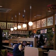 好きな料理をトレイに載せて、会計するだけ