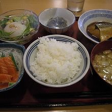 さば味噌、温泉卵のサラダ、イカとメカブの和え物。。。