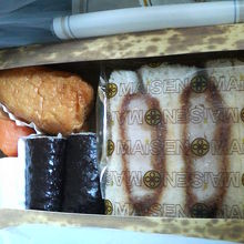 やわらかいヒレかつサンドにおかずなどが加わった「玉手箱」。