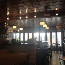 逆光だけど店内