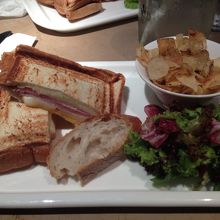 クロックムッシュにポテチまで。