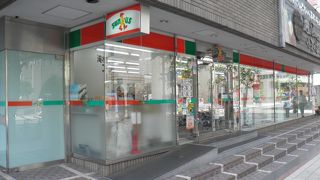 向かいにあるコンビニで一休み