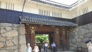 枡形とは、敵の侵入を妨げる為、門の位置をずらしている造りです