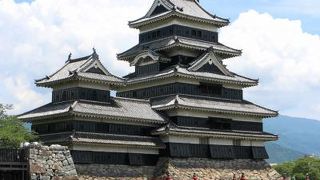 西側の赤い埋橋越しの天守の眺めが見事！