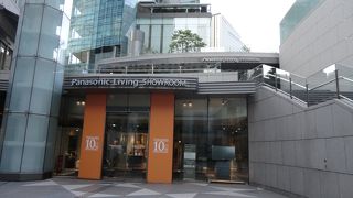 旧新橋停車場近くにあります。