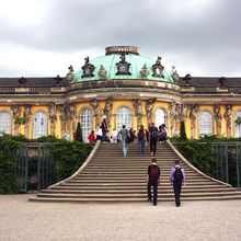 外観はこじんまりとして見えます