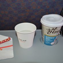 無料の飲み物サービスは水のみ。コーヒーは２００円です。