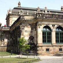 トラムを降りて目に入るのがこの辺り