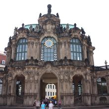 中央の窓の脇に吊り下がっているのがマイセン製の鐘