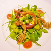 海老がカリカリで美味しいサラダ