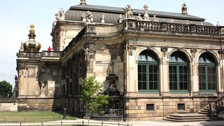 ここは中庭と屋上テラスから眺めてください