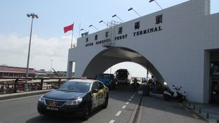 週末が混む傾向です。