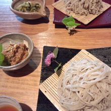 奥がわさび、手前がふき味噌。金箔のってます。