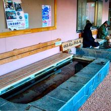 小奇麗な足湯でした