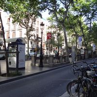 ホテルの前のランブラス通り